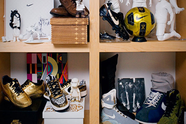 Sneaker und Kunstwerke im Office von Mark Parker.