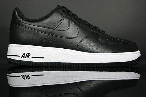 air force one low black white
