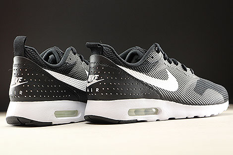 nike air tavas black and white