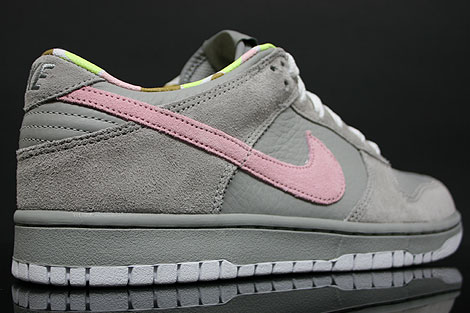 grey and pink dunks